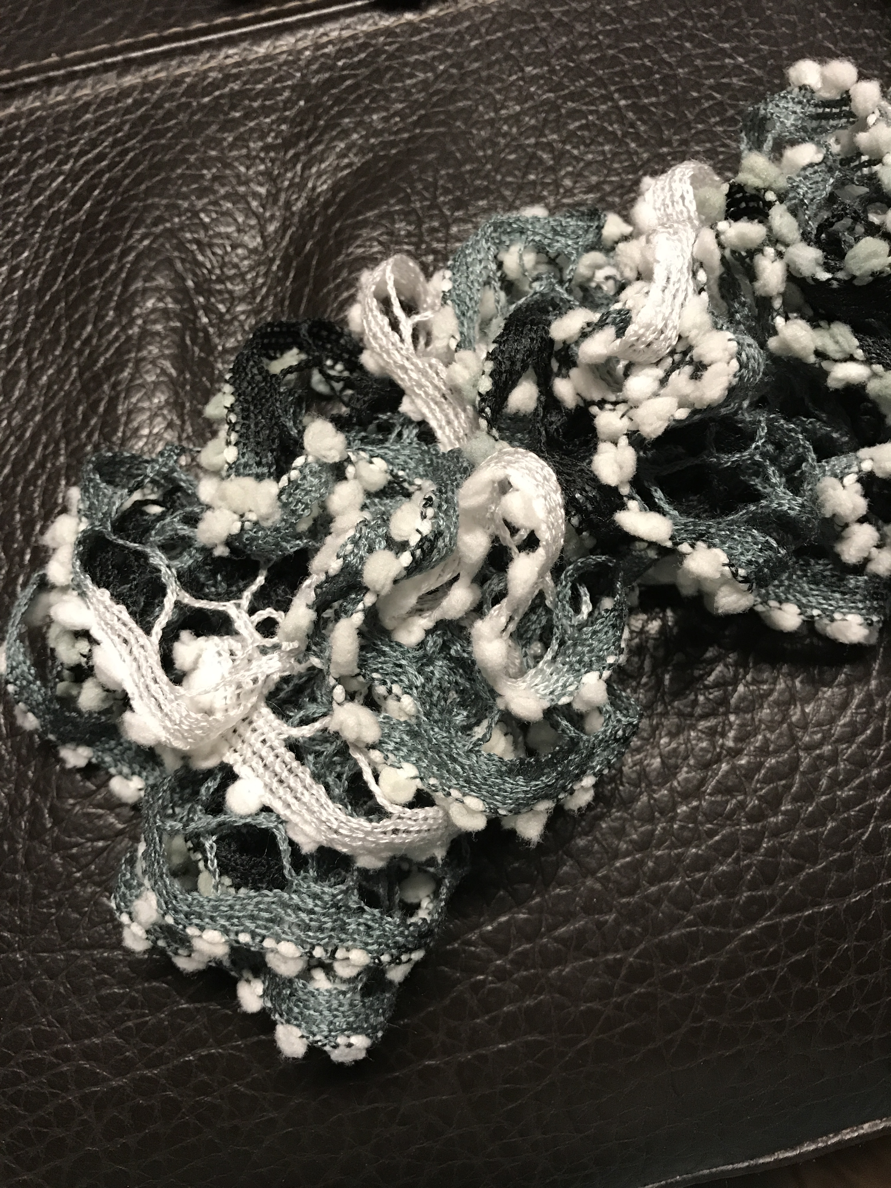 Tricot solidaire : écharpe fantaisie