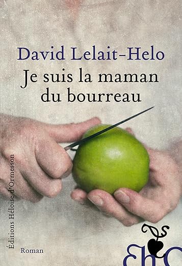Couverture du livre 'Je suis la maman du bourreau' de David Lelait-Helo, montrant une main tenant une pomme verte.